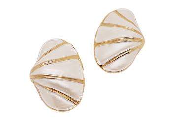 Oorbellen in schelpvorm met parelmoerglans en wit emaille