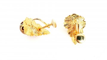 Schroefoorbellen. Goudkleurrig blad met myrtlewood cabochon achterkant