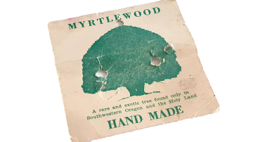 Schroefoorbellen. Goudkleurrig blad met myrtlewood cabochon kaartjes