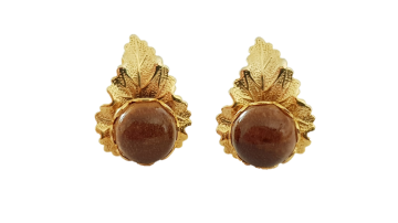 Schroefoorbellen. Goudkleurrig blad met myrtlewood cabochon