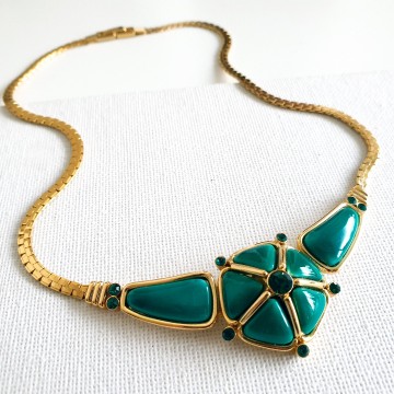 Orena Paris - goldtone short necklace with emerald green rhinestones and cabochons - Bliinkt