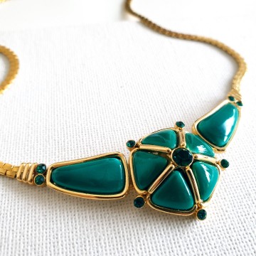 Orena Paris - goldtone short necklace with emerald green rhinestones and cabochons - Bliinkt