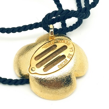 Oscar de la Renta Paris - cord necklace with goldtone perfume flower pendant - Bliinkt