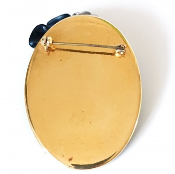 Ovale 30s broche met koord en bloemversiering