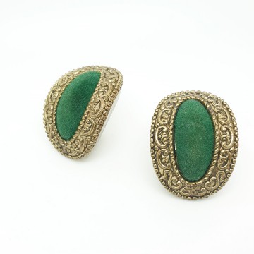 Ovalen ooorbellen goudkleurig bewerkte rand met groen fluwelen stof in het midden 2