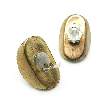 Ovalen ooorbellen goudkleurig bewerkte rand met groen fluwelen stof in het midden achterkant 2