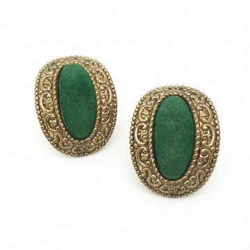 Ovalen ooorbellen goudkleurig bewerkte rand met groen fluwelen stof in het midden