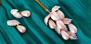 Park Lane - Pink necklace and earring set with faux teardrop pearls - Bliinktset oorbellen ketting met hanger tevens broche van lichtroze druppelvormige faux parels,lichtpaars met wit geemailleerde blaadjes - Bliinkt
