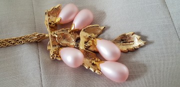 Park Lane - Pink necklace and earring set with faux teardrop pearls - Bliinktset oorbellen ketting met hanger tevens broche van lichtroze druppelvormige faux parels,lichtpaars met wit geemailleerde blaadjes - Bliinkt