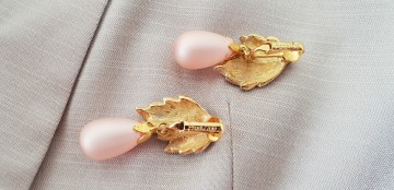 Park Lane - Pink necklace and earring set with faux teardrop pearls - Bliinktset oorbellen ketting met hanger tevens broche van lichtroze druppelvormige faux parels,lichtpaars met wit geemailleerde blaadjes - Bliinkt