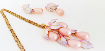Park Lane - Pink necklace and earring set with faux teardrop pearls - Bliinktset oorbellen ketting met hanger tevens broche van lichtroze druppelvormige faux parels,lichtpaars met wit geemailleerde blaadjes - Bliinkt