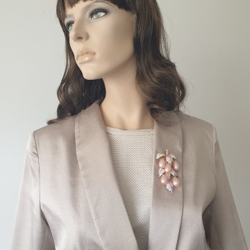 Park Lane - Pink necklace and earring set with faux teardrop pearls - Bliinktset oorbellen ketting met hanger tevens broche van lichtroze druppelvormige faux parels,lichtpaars met wit geemailleerde blaadjes - Bliinkt