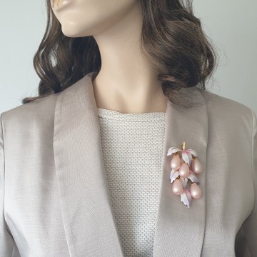 Park Lane - Pink necklace and earring set with faux teardrop pearls - Bliinktset oorbellen ketting met hanger tevens broche van lichtroze druppelvormige faux parels,lichtpaars met wit geemailleerde blaadjes - Bliinkt