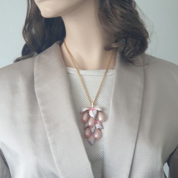 Park Lane - Pink necklace and earring set with faux teardrop pearls - Bliinktset oorbellen ketting met hanger tevens broche van lichtroze druppelvormige faux parels,lichtpaars met wit geemailleerde blaadjes - Bliinkt