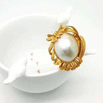 Delicate goldtone faux pearl combined brooch and pendant and tiny rhinestones - Bliinkt