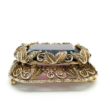 Leaf brooch with large faceted purple glass stone - Bliinkt