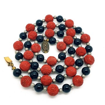Red cinnabar and chinese lacquer necklace with black and silvertone beads - Bliinkt
