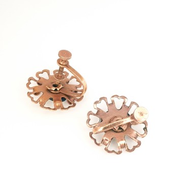 Red copper coloured flower shaped screw back earrings with black and white cameo - Bliinkt