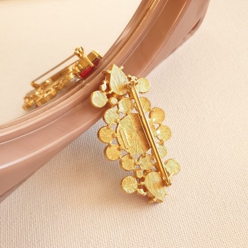 Richelieu parelbroche met rode druppelvormige facet geslepen strass signed