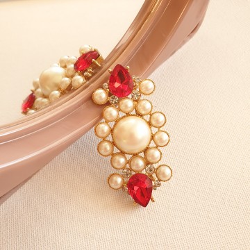 Richelieu parelbroche met rode druppelvormige facet geslepen strass