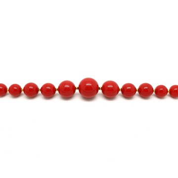 Rode plastic kralenketting close up