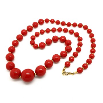 Rode plastic kralenketting