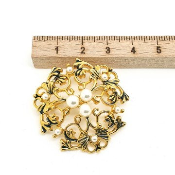 Round goldtone brooch with faux pearls and black enamel - Bliinkt