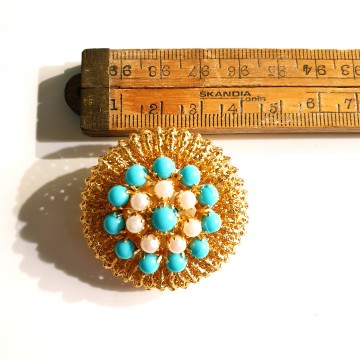 Ronde goudkleurige broche met turquoise en parelkraaltjes - Bliinkt