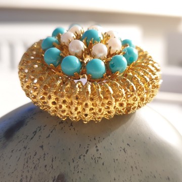 Ronde goudkleurige broche met turquoise en parelkraaltjes - Bliinkt