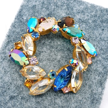 Ronde juliana stijl broche met navettes en art glass stenen