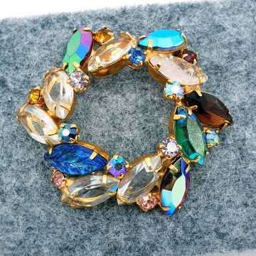 Ronde juliana stijl broche met veelkleurige glasstenen