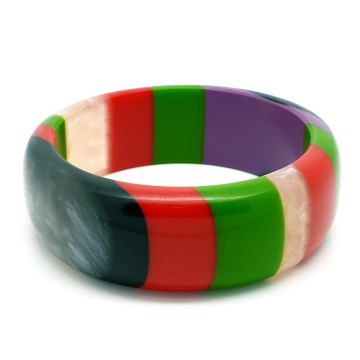 Veelkleurige armband in de tinten rood, groen, paars, zwart en parelmoerwit