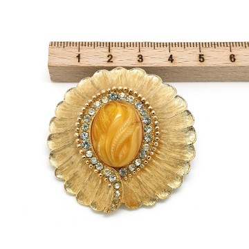 Round brushed goldtone brooch with butterscotch centerstone surrounded by clear rhinestones - Bliinkt