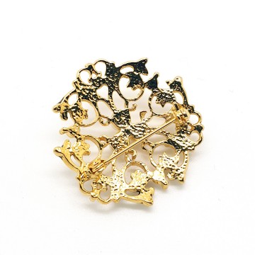 Round goldtone brooch with faux pearls and black enamel - Bliinkt