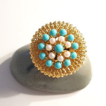 Ronde goudkleurige broche met turquoise en parelkraaltjes - Bliinkt