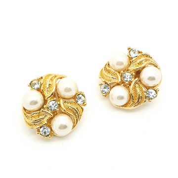 Round goldtone clip earrings with faux pearls and clear rhinestones - Bliinkt