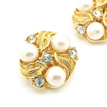 Round goldtone clip earrings with faux pearls and clear rhinestones - Bliinkt