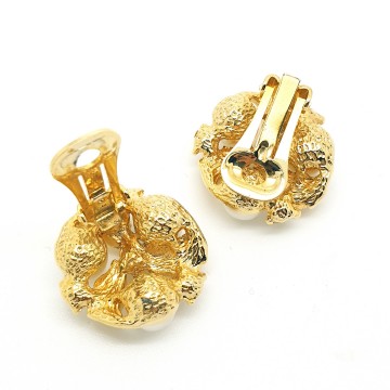 Round goldtone clip earrings with faux pearls and clear rhinestones - Bliinkt