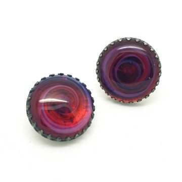 Round raspberry coloured earrings with white swirl - Bliinkt