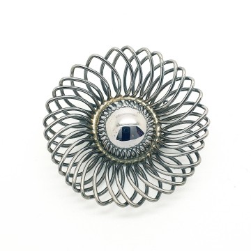 Round shiny silvertone flower brooch - Bliinkt