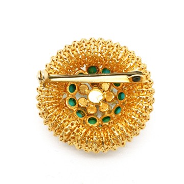 Ronde goudkleurige broche met turquoise en parelkraaltjes - Bliinkt