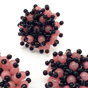 Brooch and earring set made of pink and dark red beads - Bliinkt