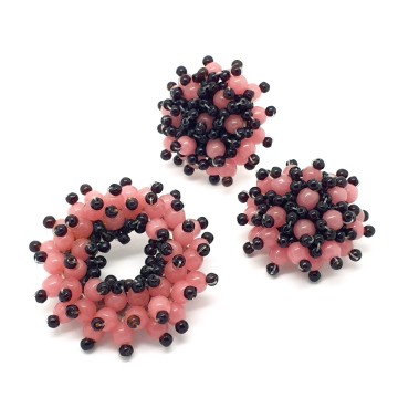 Brooch and earring set made of pink and dark red beads - Bliinkt