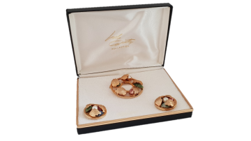 Sarah Coventry - 'Flowered Circle' uit de Lady Coventry-lijn, broche en oorbellen met halfedelstenen in box