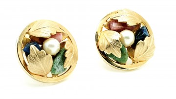 Sarah Coventry - 'Flowered Circle' uit de Lady Coventry-lijn, oorbellen met halfedelstenen close-up