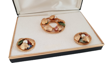 Sarah Coventry - 'Flowered Circle' uit de Lady Coventry-lijn, broche en oorbellen met halfedelstenen in box 2