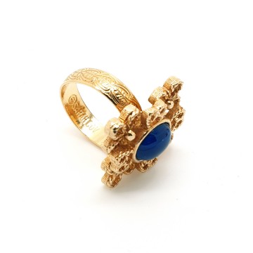 Sarah Coventry - 'Victoria blue', 1975 - goldtone ring with lapis blue cabochon - Bliinkt
