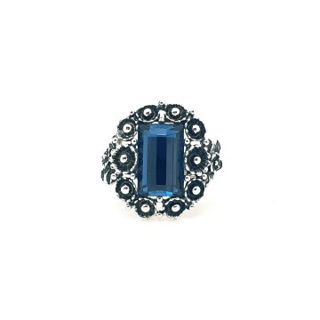 Sarah Coventry - adjustable silvertone ring with rectangular saffire blue glass stone