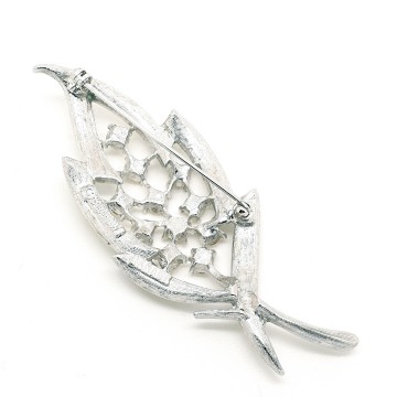 Sarah Coventry Canada silvertone leaf brooch with clear rhinestones