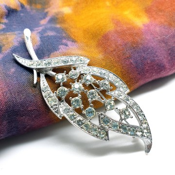Sarah Coventry Canada silvertone leaf brooch with clear rhinestones